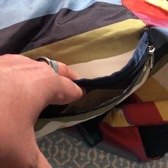 LeSportsac Retired Rainbow Lightweight Nylon Messenger Bag w Upgraded Closure - Picture 8 of 12